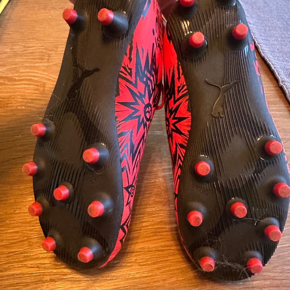 Puma Pulisic kids soccer cleats size 1 - Picture 2 of 3